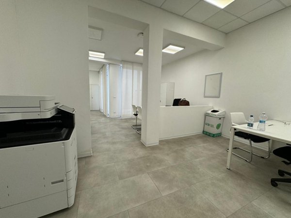 locale commerciale in vendita a Pontedera