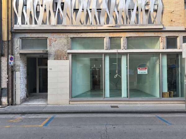 locale commerciale in vendita a Pontedera
