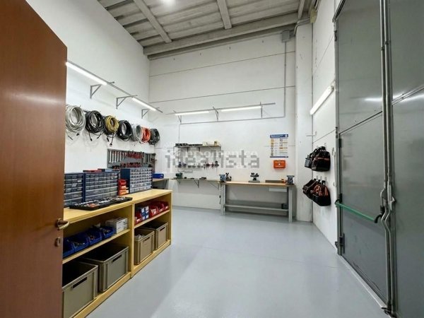 locale di sgombero in vendita a Pontedera