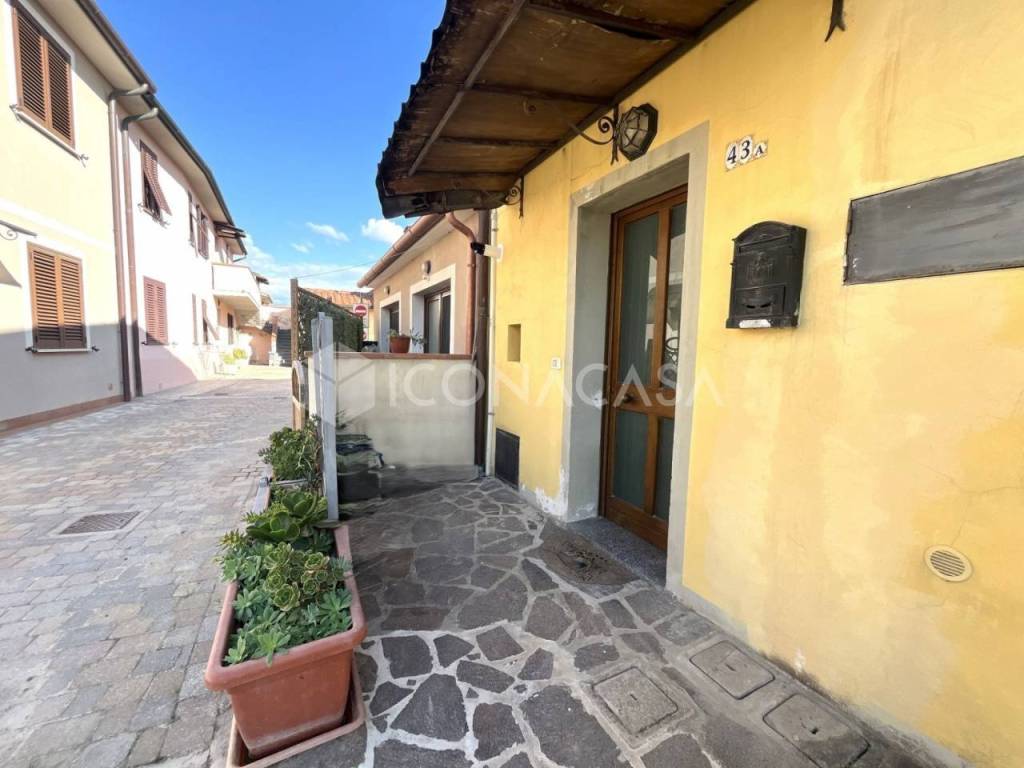 appartamento in vendita a Pontedera in zona Pardossi