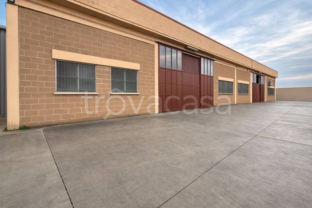 locale commerciale in vendita a Pontedera
