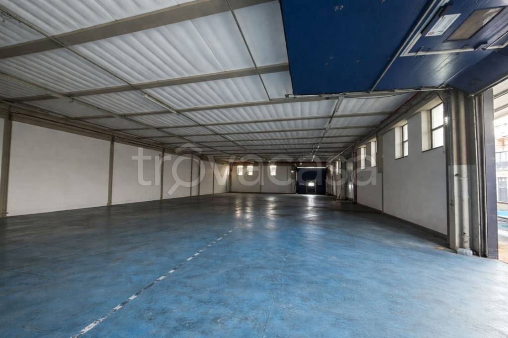 locale commerciale in vendita a Pontedera