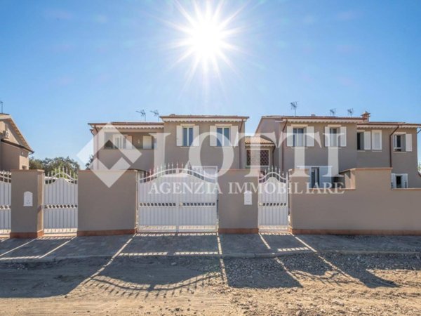 casa indipendente in vendita a Pontedera in zona Santa Lucia