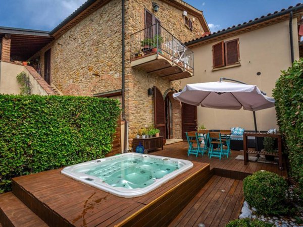casa indipendente in vendita a Riparbella