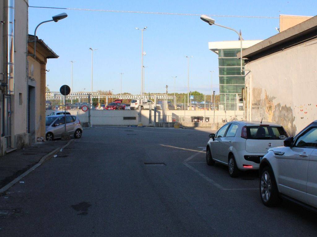 locale commerciale in vendita a San Giuliano Terme in zona Ghezzano