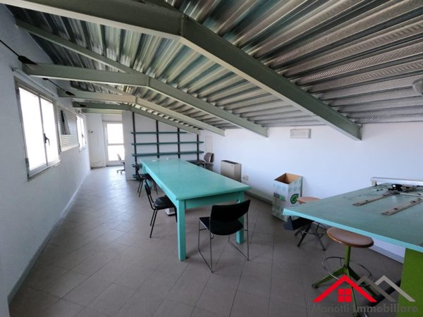 locale commerciale in vendita a San Giuliano Terme in zona Ghezzano