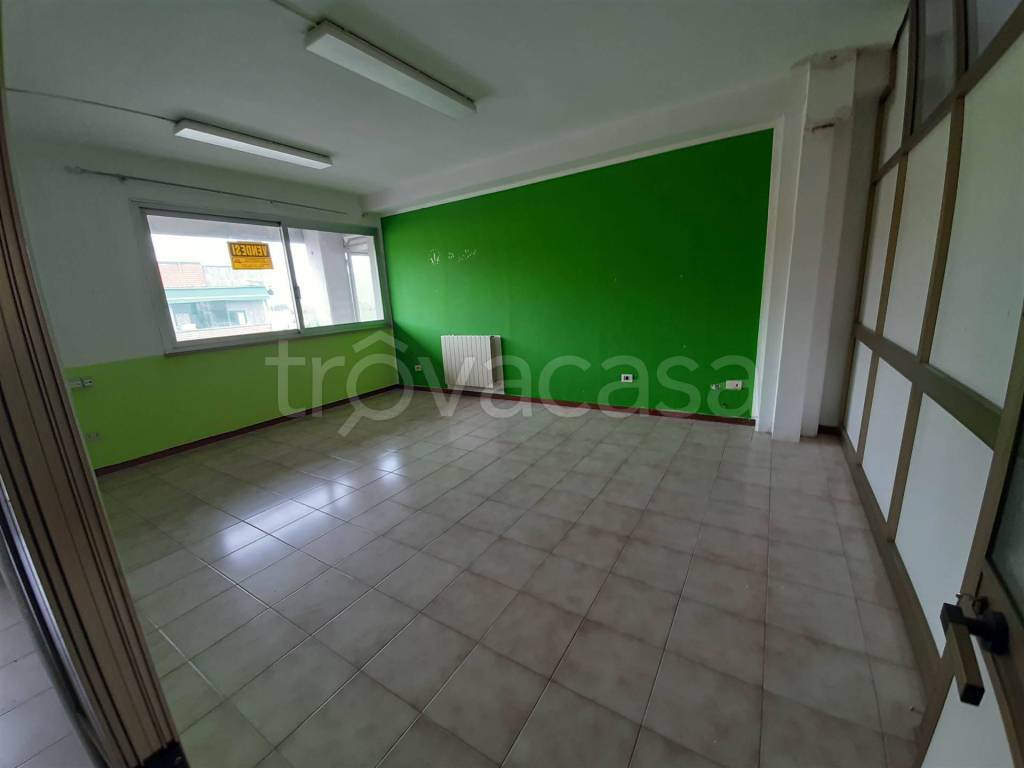 locale commerciale in vendita a San Giuliano Terme in zona Ghezzano