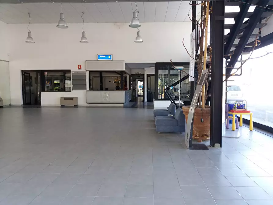 negozio in vendita a San Giuliano Terme in zona Madonna dell'Acqua