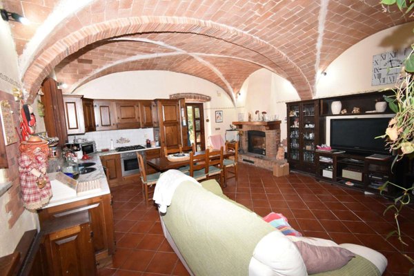 intera palazzina in vendita a San Giuliano Terme in zona Molina di Quosa