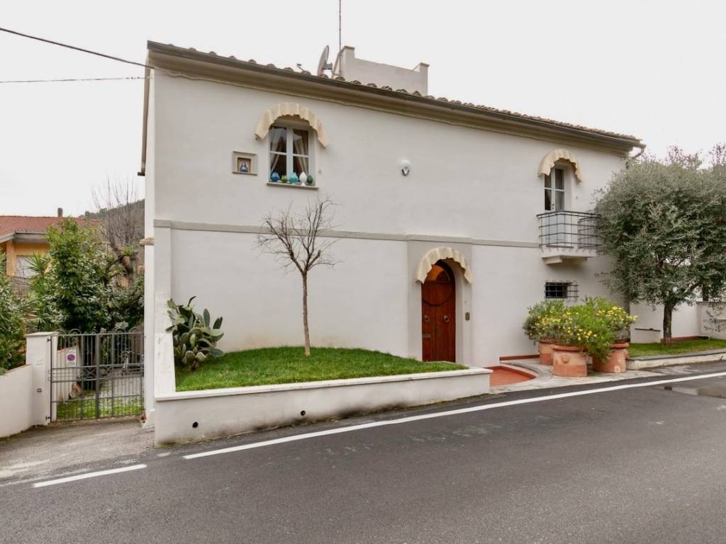casa indipendente in vendita a San Giuliano Terme in zona Agnano