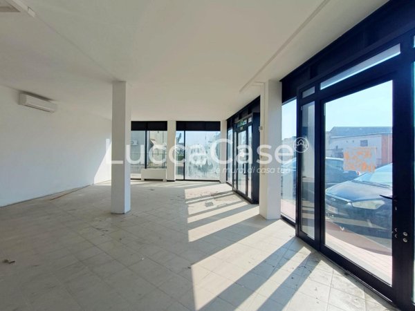 locale commerciale in vendita a San Giuliano Terme in zona Ghezzano