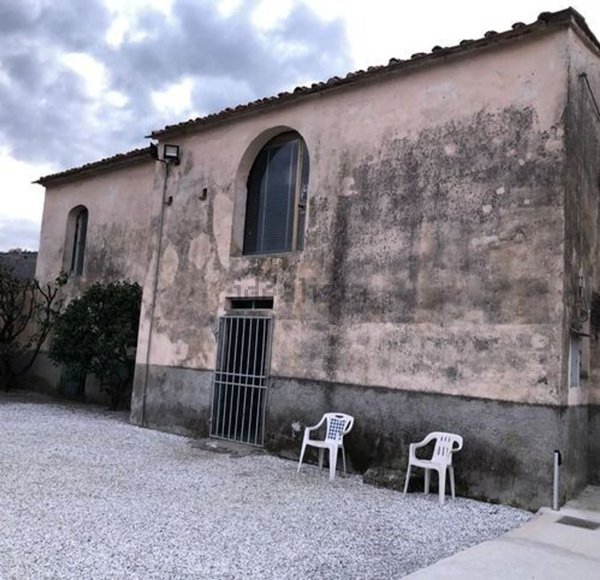 esavano in vendita a San Giuliano Terme in zona Colognole