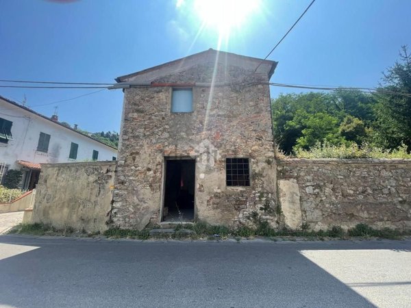 esavano in vendita a San Giuliano Terme in zona Ripafratta