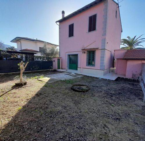 casa indipendente in vendita a San Giuliano Terme in zona Colognole