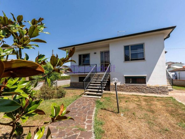 casa indipendente in vendita a San Giuliano Terme in zona Madonna dell'Acqua