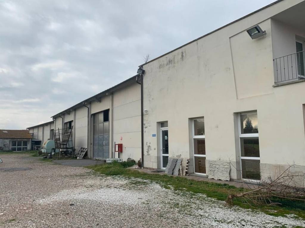 locale commerciale in vendita a San Giuliano Terme in zona Campo