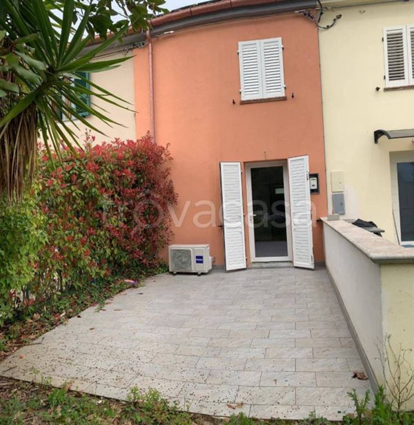 intera palazzina in vendita a San Giuliano Terme in zona Arena-Metato