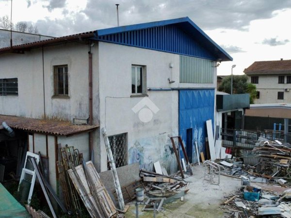 locale commerciale in vendita a San Giuliano Terme in zona Madonna dell'Acqua