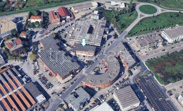 locale commerciale in vendita a San Giuliano Terme in zona Ghezzano