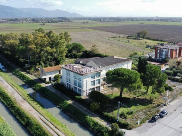 negozio in vendita a San Giuliano Terme in zona Arena-Metato