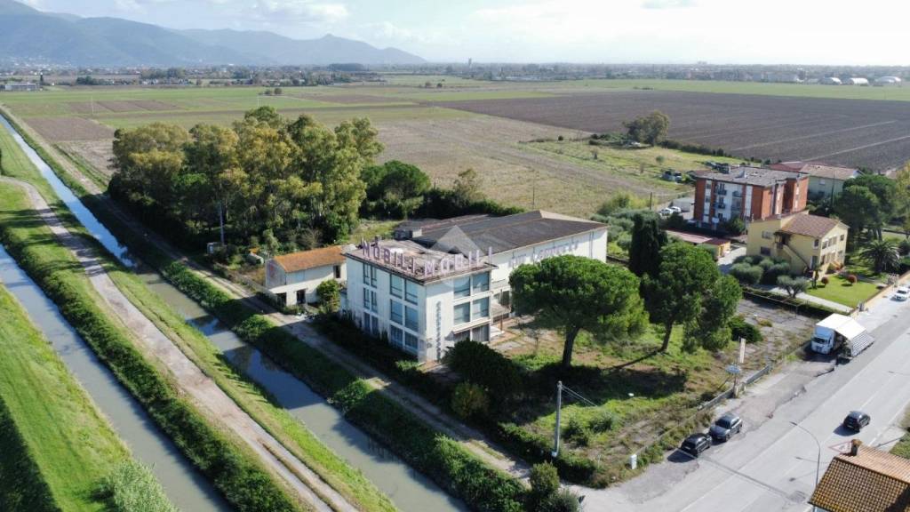 negozio in vendita a San Giuliano Terme in zona Arena-Metato