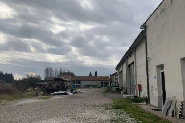 locale di sgombero in vendita a San Giuliano Terme