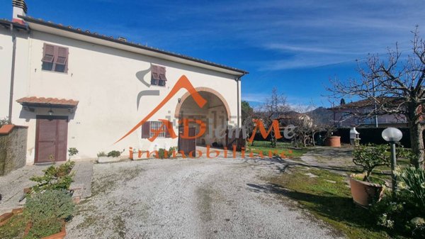 esavano in vendita a San Giuliano Terme in zona Campo