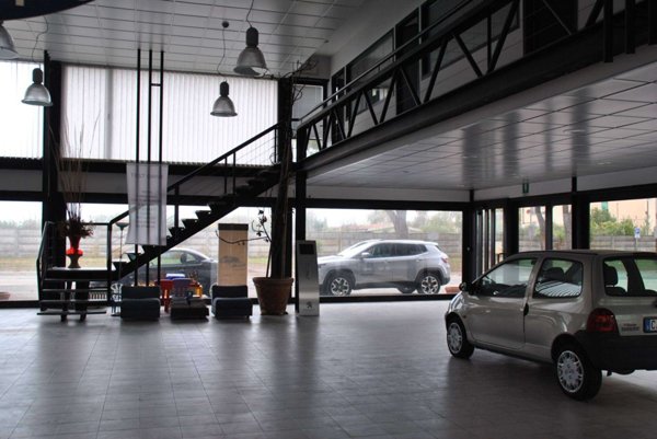 locale commerciale in vendita a San Giuliano Terme in zona Madonna dell'Acqua