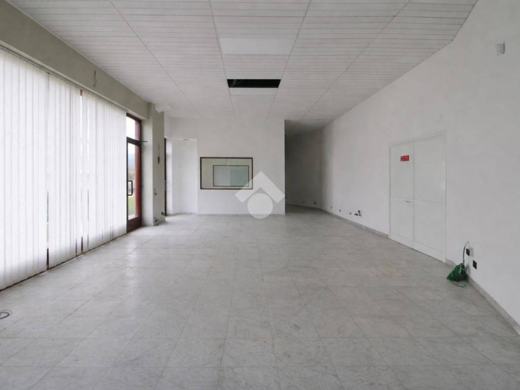 locale commerciale in vendita a San Giuliano Terme in zona Pontasserchio