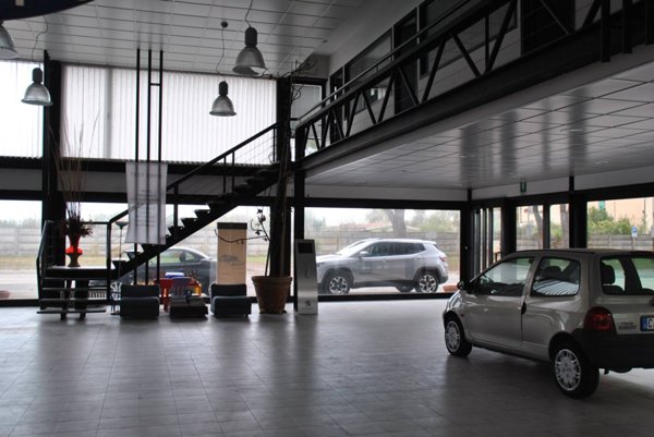 locale commerciale in vendita a San Giuliano Terme in zona Madonna dell'Acqua