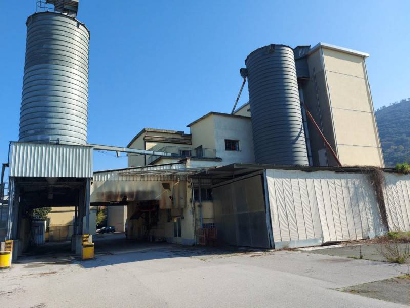 capannone in vendita a San Giuliano Terme in zona Ripafratta