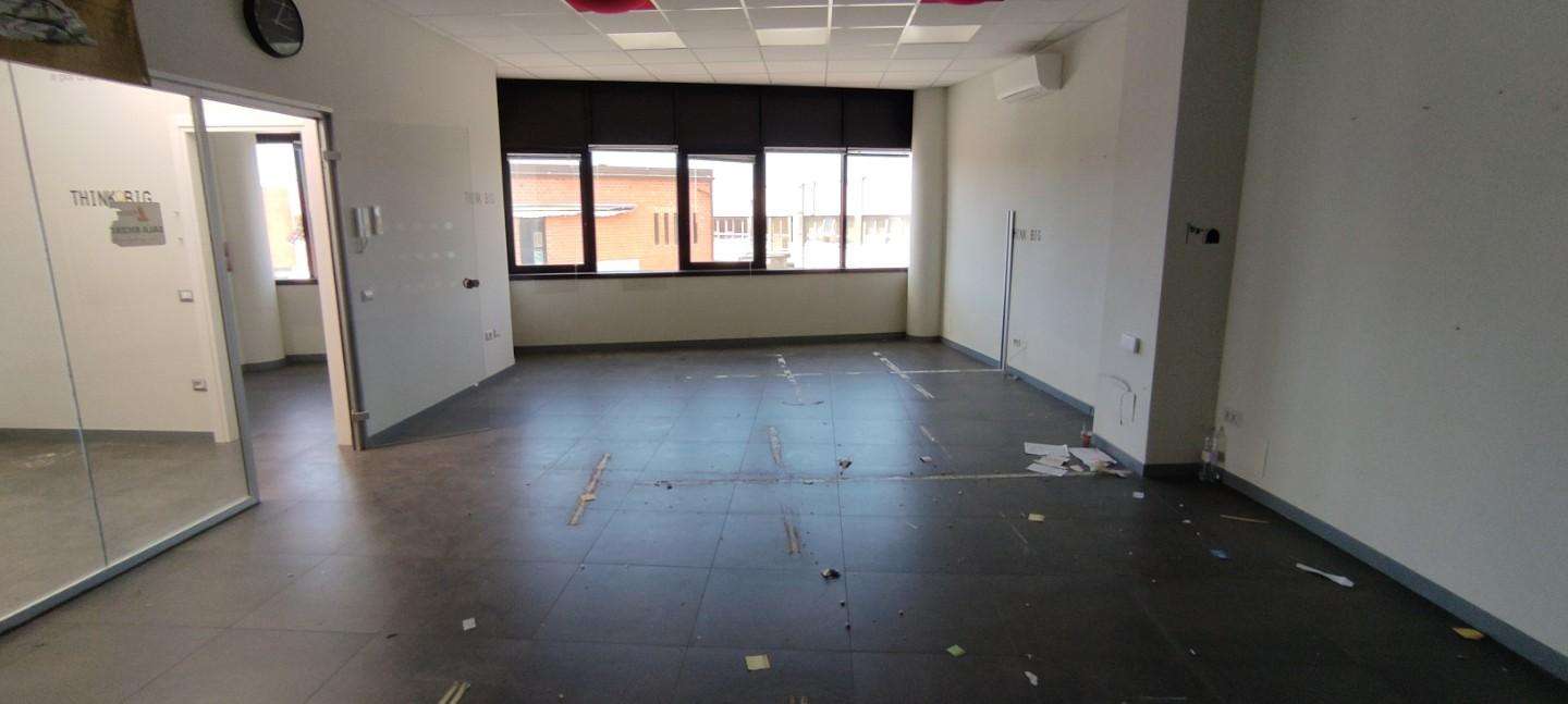 locale commerciale in vendita a San Giuliano Terme in zona Ghezzano
