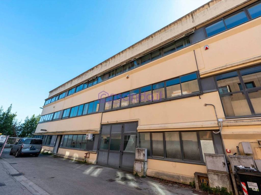 locale commerciale in vendita a San Giuliano Terme in zona San Martino a Ulmiano