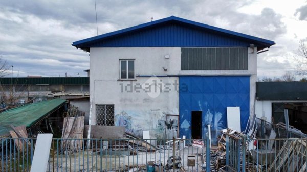 locale commerciale in vendita a San Giuliano Terme in zona Madonna dell'Acqua