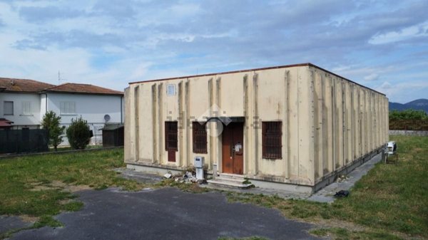 locale commerciale in vendita a San Giuliano Terme in zona Madonna dell'Acqua