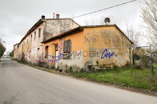 locale commerciale in vendita a San Giuliano Terme in zona Madonna dell'Acqua
