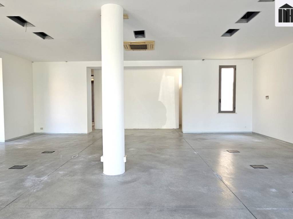 locale commerciale in vendita a Santa Croce sull'Arno