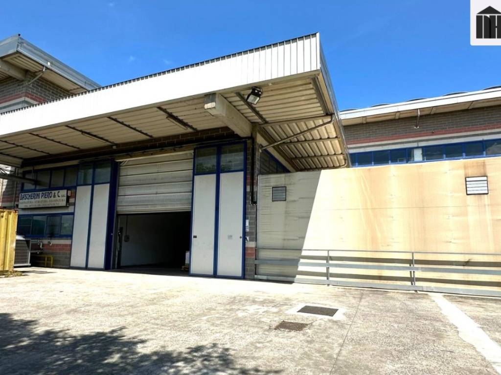 locale commerciale in vendita a Santa Croce sull'Arno