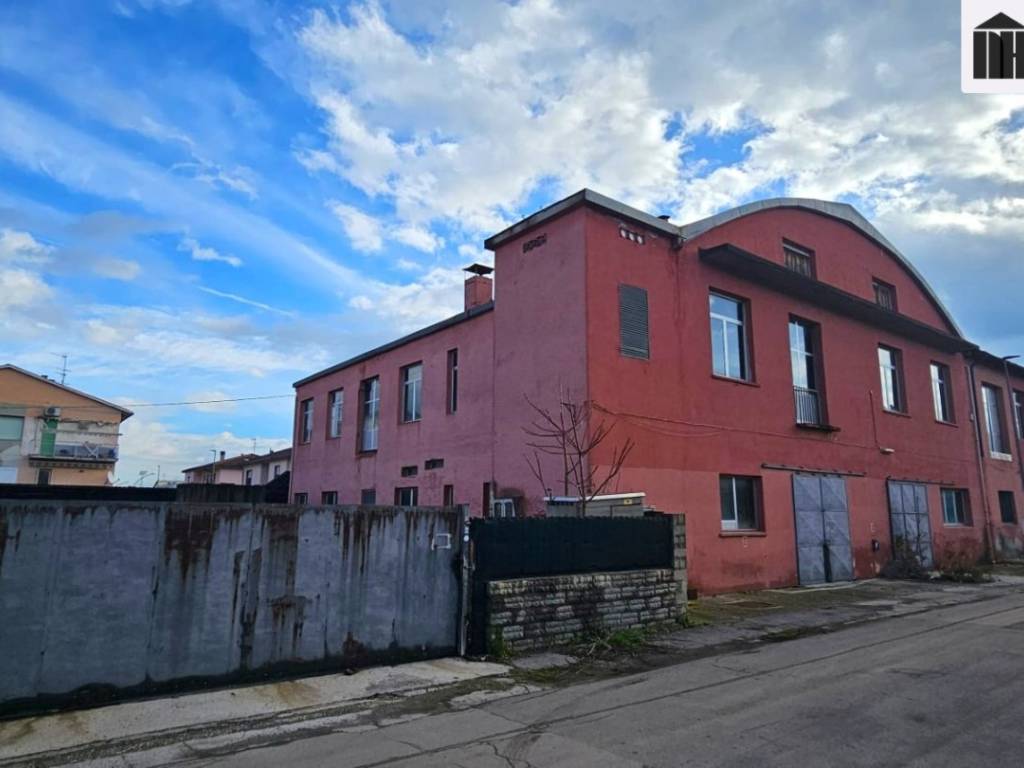 locale commerciale in vendita a Santa Croce sull'Arno