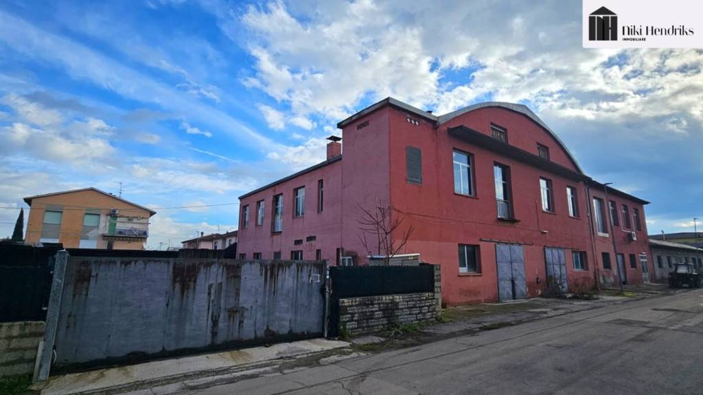 locale commerciale in vendita a Santa Croce sull'Arno