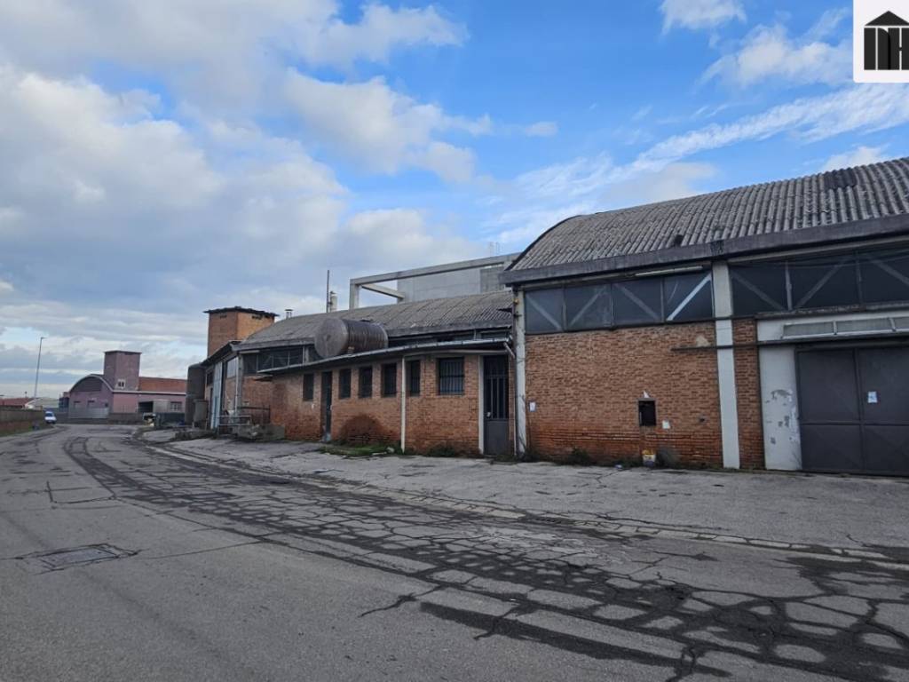 locale commerciale in vendita a Santa Croce sull'Arno