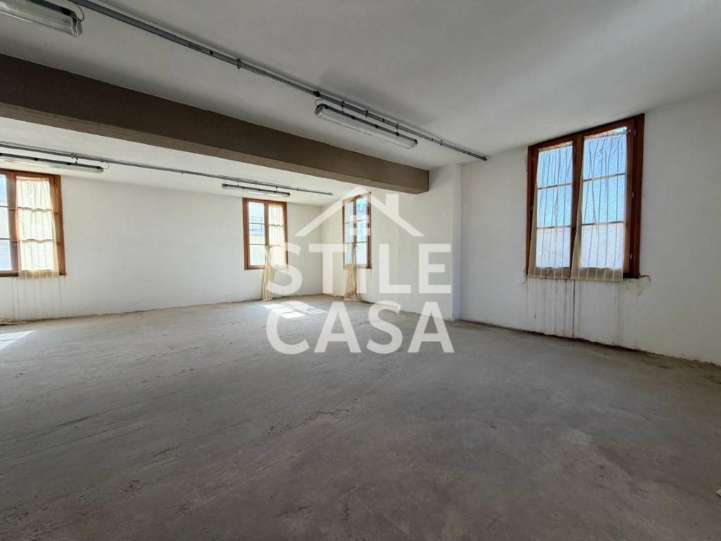 locale commerciale in vendita a Santa Croce sull'Arno