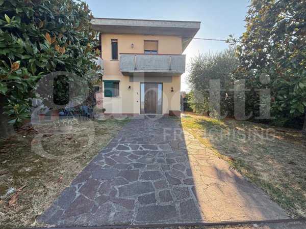 appartamento in vendita a Santa Maria a Monte in zona Cinque Case