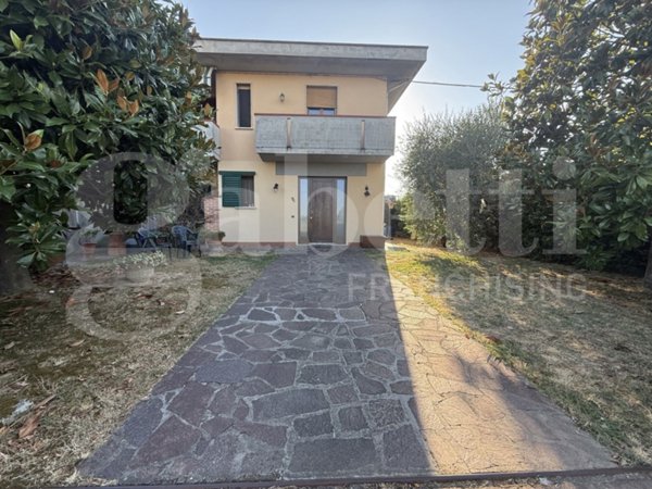 appartamento in vendita a Santa Maria a Monte in zona Cinque Case