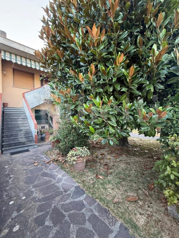 appartamento in vendita a Santa Maria a Monte in zona Cinque Case