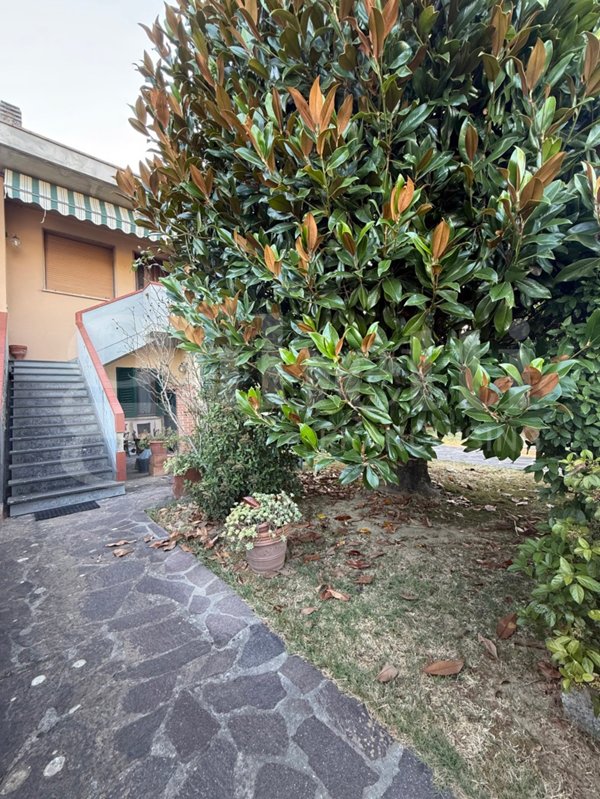 appartamento in vendita a Santa Maria a Monte in zona Cinque Case