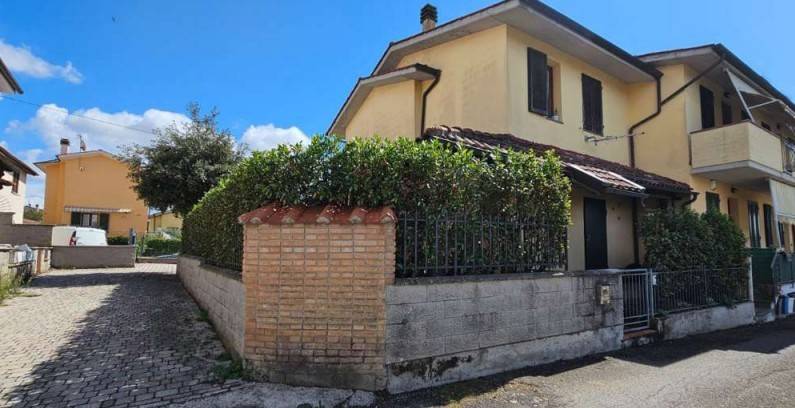 casa indipendente in vendita a Santa Maria a Monte in zona Cerretti