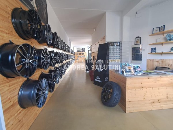 negozio in vendita a Santa Maria a Monte in zona Pregiuntino