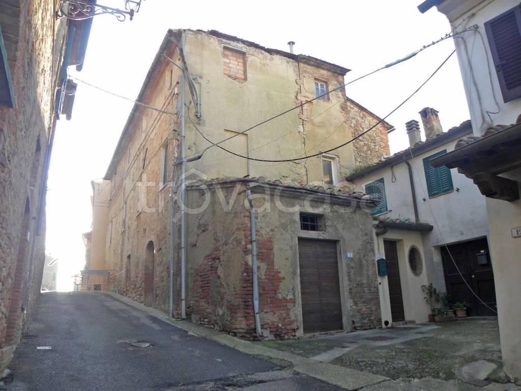 locale di sgombero in vendita a Terricciola in zona Morrona