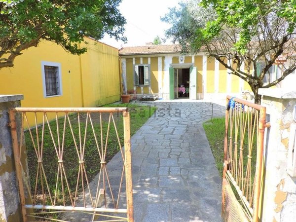 casa indipendente in vendita a Vecchiano in zona Avane